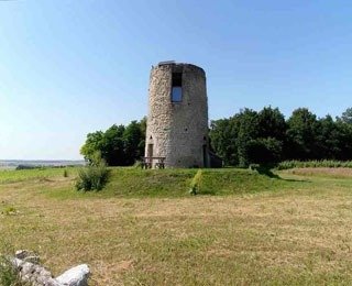 Vue du moulin avec ses deux portes et une des fenetres